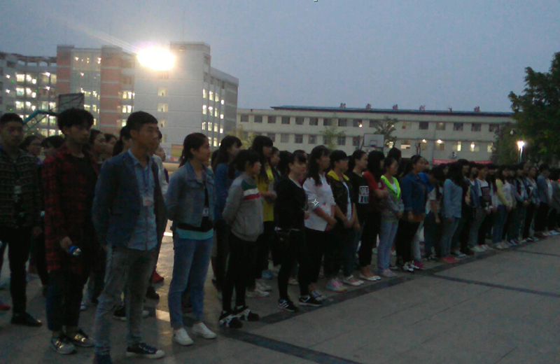 学校组织夜间应急疏散演练