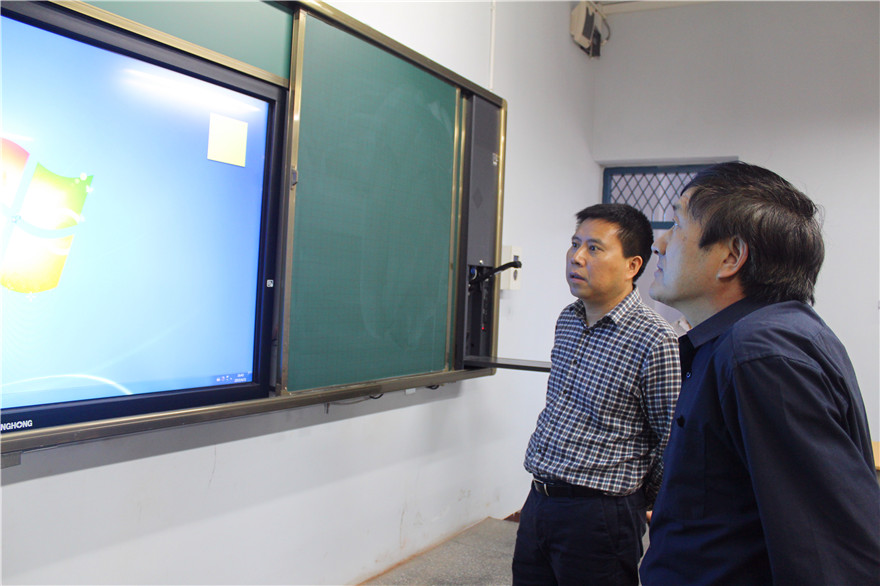 南充市教育局副局长胡良华一行到我校检查重点项目建设情况