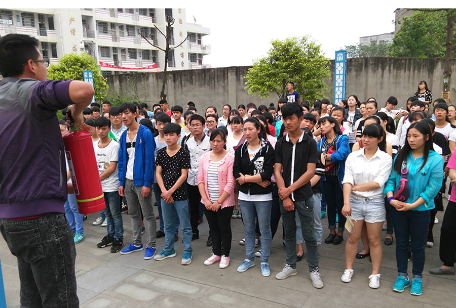 我校组织学生应急疏散演练