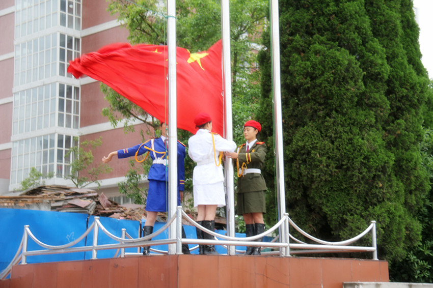 我校2014——2015学年度（下）期第十周朝会成功举行