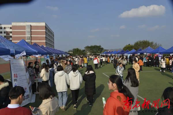 南充新闻网报道：南充师范学校举行2020届毕业生就业双选会