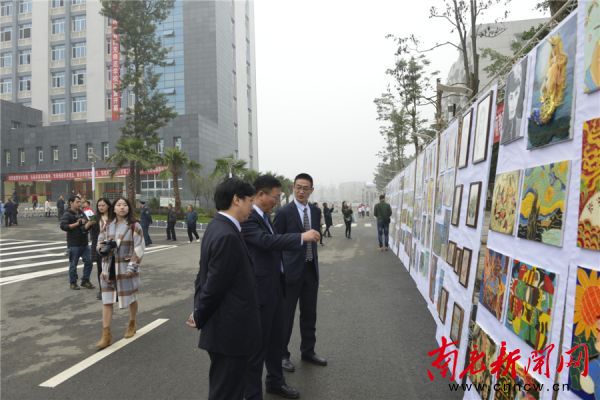 南充师范学校校长何刚带嘉宾观看南师才艺作品