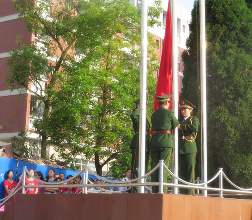 我校2014——2015学年度（下）期第七周朝会成功举行