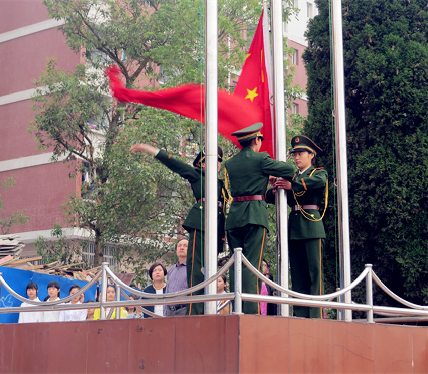 我校2014——2015学年度（下）期第五周朝会成功举行