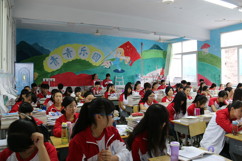 我校2014——2015学年度（下）期第十四朝会成功举行