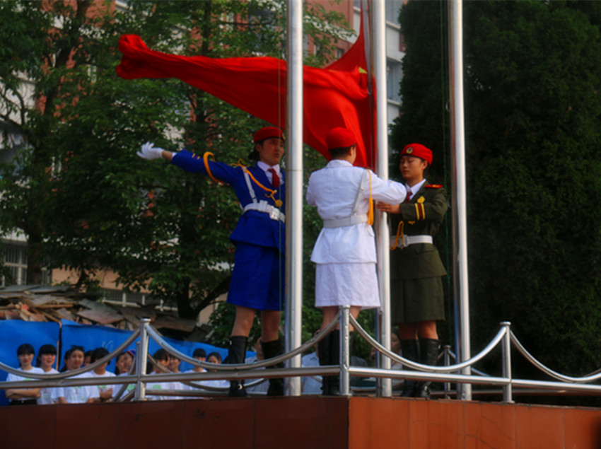 我校2014——2015学年度（下）期第十二周朝会成功举行