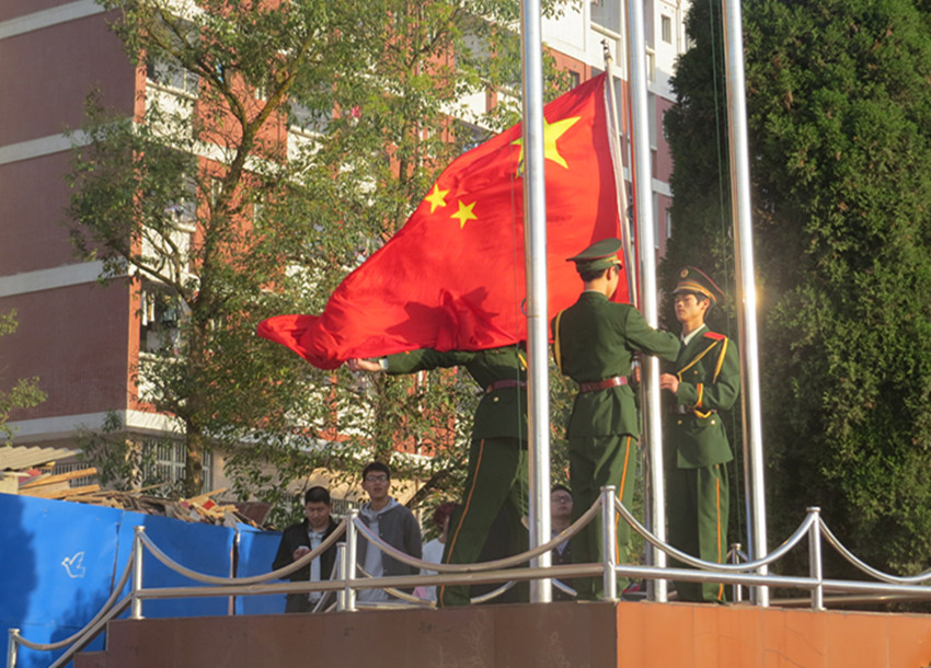我校2014——2015学年度（下）期第四周朝会成功举行